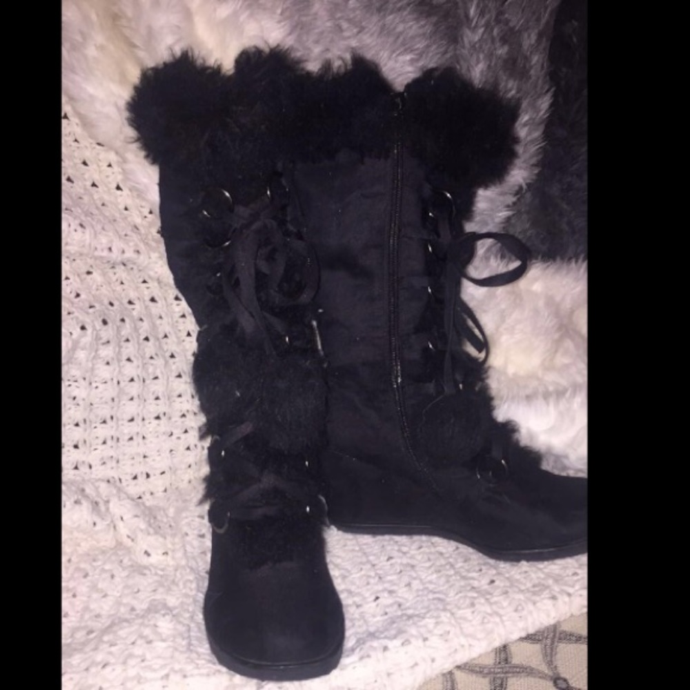 Chic faux fur wedges 🖤